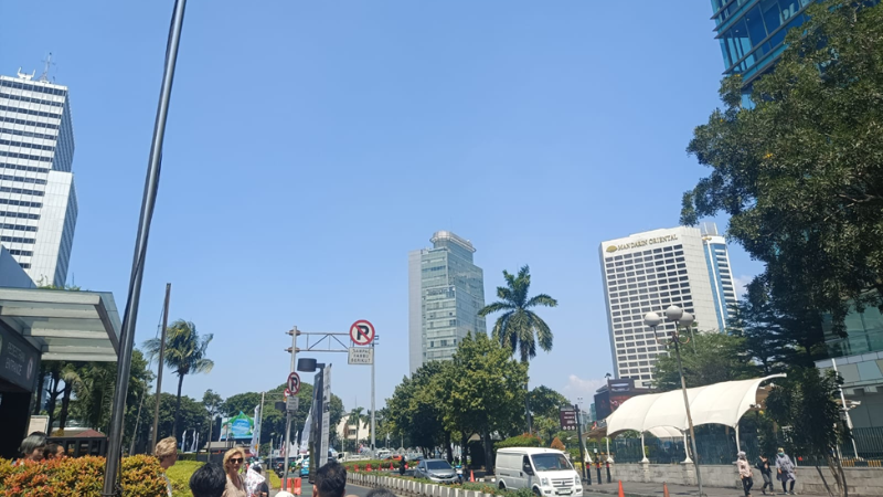 Luhut Turun Tangan Urus Polusi, Langit Jakarta Langsung Biru Bestie!