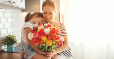 Setiap tahunnya, International Mother’s Day diperingati setiap minggu kedua di bulan Mei. Berbeda halnya di Indonesia, di Indonesia momen yang akrab disebut dengan hari Ibu diperingati setiap tanggal 22 Desember. Hari Ibu biasanya dijadikan hari dimana kamu bisa menyampaikan berbagai ungkapan cinta kepada Sang Ibu sebagai tanda terima kasih dan rasa syukur kita. Tahun ini, tepat pada hari Jumat nanti akan diperingati sebagai harinya para ibu, termasuk yang baru menjadi ibu, soon to be mother ataupun yang sedang berjuang menjadi ibu. Hari Ibu di Indonesia juga menjadi momentum yang mengingatkan seluruh masyarakat bahwa perempuan juga merupakan salah satu motor penggerak keberhasilan pembangunan saat ini maupun masa mendatang. Karena setiap wanita itu hebat, maka tidak ada perjuangan seorang ibu atau calon ibu yang sia-sia. . Pada bulan Desember yang merupakan penghujung tahun, Kementerian Pemberdayaan Perempuan Dan Perlindungan Anak Republik Indonesia (KemenPPPA) mengusung tema Perempuan Berdaya, Indonesia Maju dalam peringatan Hari Ibu ke-95 di tahun 2023 ini. Selain tema utama tersebut, terdapat empat sub tema Hari Ibu 2023 sebagai berikut: Perempuan Bersuara Perempuan Berdaya dan Berkarya Perempuan Peduli Perempuan dan Revolusi Keempat subtema ini diambil untuk membingkai semangat dan gerakan perempuan melalui serangkaian kegiatan peringatan Hari Ibu ke-95 tahun 2023. Peringatan Hari Ibu di Indonesia berawal pada 22-25 Desember 1928 dimana para pejuang wanita Indonesia yang terdiri dari 30 organisasi perempuan dari 12 kota di Jawa dan Sumatera berkumpul dan mengadakan Kongres Perempuan Indonesia pertama di Gedung Mandala Bhakti Wanitatama, Yogyakarta. Momen bersejarah ini menjadi cikal bakal terbentuknya Kongres Perempuan yang kini dikenal dengan nama Kongres Wanita Indonesia (Kowani) Kongres pertama tersebut memiliki beberapa agenda utama, diantaranya: persatuan perempuan Nusantara, peranan perempuan dalam perjuangan kemerdekaan, peranan perempuan dalam berbagai aspek pembangunan bangsa, perbaikan gizi, kesehatan ibu dan balita, pernikahan usia dini bagi perempuan, dan lain sebagainya. Akhirnya, para pejuang perempuan dapat berkontribusi dan memberi pemikiran kritis, serta beberapa upaya penting untuk memajukan bangsa. Pada Juli 1935, diadakanlah Kongres Perempuan Indonesia II. Kongres ini membentuk Badan Pemberantasan Buta Huruf (BPBH) dan menentang perlakuan buruk kepada buruh wanita di perusahaan batik di Lasem, Rembang. Lalu selanjutnya pada 1938, Kongres Perempuan Indonesia III digelar dan menjadi penetapan Hari Ibu yang diperingati setiap 22 Desember. Penetapan Hari Ibu secara resmi diperingati setelah adanya Dekrit Presiden Nomor 316 Tahun 1959 oleh Presiden Soekarno. Nah SimFriend, sudah kepikiran belum mau memberikan hadiah apa kepada ibu kita? Kalau kasih bunga atau cokelat, mungkin sudah mainstream ya? Yep, ide hadiah untuk Hari Ibu memang susah-susah gampang. Mungkin saham dan reksa dana bisa juga nih kamu jadikan sebagai pilihan hadiah untuk ibu! Karena selain bermanfaat, saham dan reksa dana bisa menjadi tabungan jangka panjang untuk hari tua mereka setelah pensiun nanti! Selamat mencoba ya SimFriend!