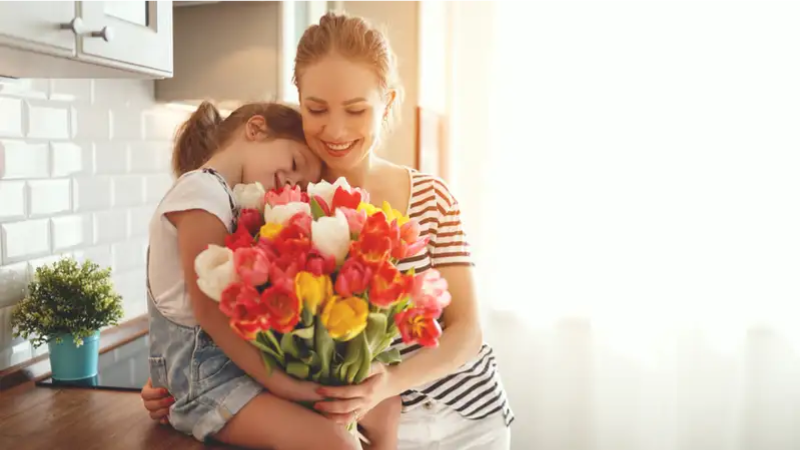 Setiap tahunnya, International Mother’s Day diperingati setiap minggu kedua di bulan Mei. Berbeda halnya di Indonesia, di Indonesia momen yang akrab disebut dengan hari Ibu diperingati setiap tanggal 22 Desember. Hari Ibu biasanya dijadikan hari dimana kamu bisa menyampaikan berbagai ungkapan cinta kepada Sang Ibu sebagai tanda terima kasih dan rasa syukur kita. Tahun ini, tepat pada hari Jumat nanti akan diperingati sebagai harinya para ibu, termasuk yang baru menjadi ibu, soon to be mother ataupun yang sedang berjuang menjadi ibu. Hari Ibu di Indonesia juga menjadi momentum yang mengingatkan seluruh masyarakat bahwa perempuan juga merupakan salah satu motor penggerak keberhasilan pembangunan saat ini maupun masa mendatang. Karena setiap wanita itu hebat, maka tidak ada perjuangan seorang ibu atau calon ibu yang sia-sia. . Pada bulan Desember yang merupakan penghujung tahun, Kementerian Pemberdayaan Perempuan Dan Perlindungan Anak Republik Indonesia (KemenPPPA) mengusung tema Perempuan Berdaya, Indonesia Maju dalam peringatan Hari Ibu ke-95 di tahun 2023 ini. Selain tema utama tersebut, terdapat empat sub tema Hari Ibu 2023 sebagai berikut: Perempuan Bersuara Perempuan Berdaya dan Berkarya Perempuan Peduli Perempuan dan Revolusi Keempat subtema ini diambil untuk membingkai semangat dan gerakan perempuan melalui serangkaian kegiatan peringatan Hari Ibu ke-95 tahun 2023. Peringatan Hari Ibu di Indonesia berawal pada 22-25 Desember 1928 dimana para pejuang wanita Indonesia yang terdiri dari 30 organisasi perempuan dari 12 kota di Jawa dan Sumatera berkumpul dan mengadakan Kongres Perempuan Indonesia pertama di Gedung Mandala Bhakti Wanitatama, Yogyakarta. Momen bersejarah ini menjadi cikal bakal terbentuknya Kongres Perempuan yang kini dikenal dengan nama Kongres Wanita Indonesia (Kowani) Kongres pertama tersebut memiliki beberapa agenda utama, diantaranya: persatuan perempuan Nusantara, peranan perempuan dalam perjuangan kemerdekaan, peranan perempuan dalam berbagai aspek pembangunan bangsa, perbaikan gizi, kesehatan ibu dan balita, pernikahan usia dini bagi perempuan, dan lain sebagainya. Akhirnya, para pejuang perempuan dapat berkontribusi dan memberi pemikiran kritis, serta beberapa upaya penting untuk memajukan bangsa. Pada Juli 1935, diadakanlah Kongres Perempuan Indonesia II. Kongres ini membentuk Badan Pemberantasan Buta Huruf (BPBH) dan menentang perlakuan buruk kepada buruh wanita di perusahaan batik di Lasem, Rembang. Lalu selanjutnya pada 1938, Kongres Perempuan Indonesia III digelar dan menjadi penetapan Hari Ibu yang diperingati setiap 22 Desember. Penetapan Hari Ibu secara resmi diperingati setelah adanya Dekrit Presiden Nomor 316 Tahun 1959 oleh Presiden Soekarno. Nah SimFriend, sudah kepikiran belum mau memberikan hadiah apa kepada ibu kita? Kalau kasih bunga atau cokelat, mungkin sudah mainstream ya? Yep, ide hadiah untuk Hari Ibu memang susah-susah gampang. Mungkin saham dan reksa dana bisa juga nih kamu jadikan sebagai pilihan hadiah untuk ibu! Karena selain bermanfaat, saham dan reksa dana bisa menjadi tabungan jangka panjang untuk hari tua mereka setelah pensiun nanti! Selamat mencoba ya SimFriend!