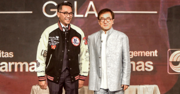 Jaket donasi Jackie Chan