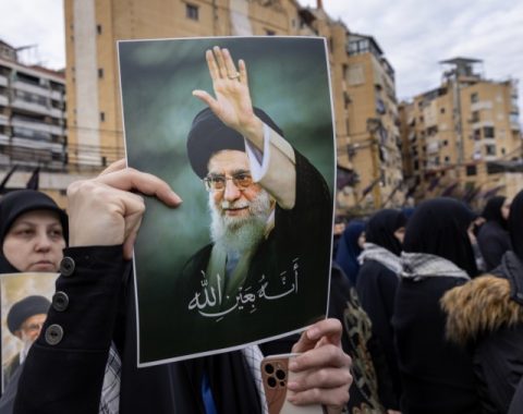 “Perang Iran Pecah: Saham Energi & Gold Siap ‘To The Moon’?